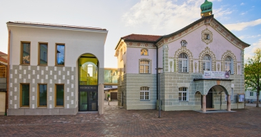 Der Erweiterungsbau mit Glasübergang